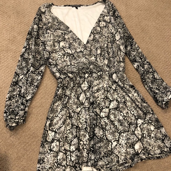 4 Express Rompers & 1 Dress (bundle) - Picture 6 of 7
